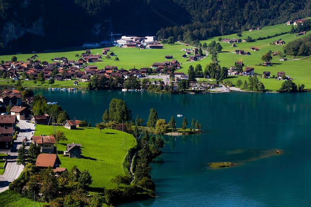 Foto wunderschöne landschaft einer seestadt in der schweiz. sie umfasst den lungernsee