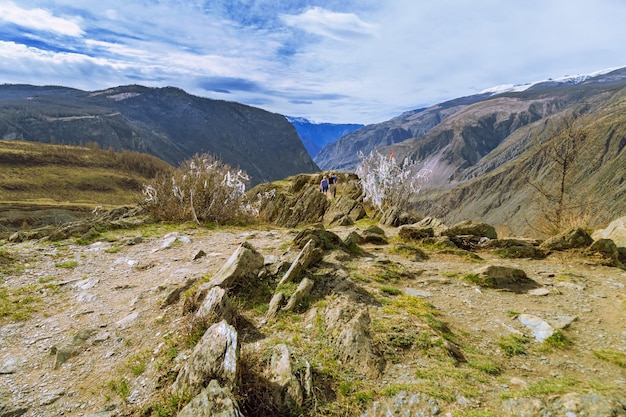 Wunderschöne Landschaft im Chulyshman-Tal in den Bergen der Republik Altai, die sich erstrecken