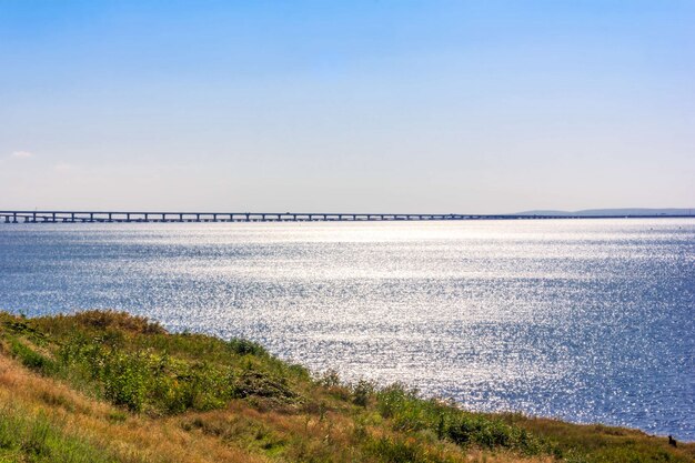 Wunderschöne landschaft mit blick auf das schwarze meer und die krimbrücke an einem sonnigen sommermorgen