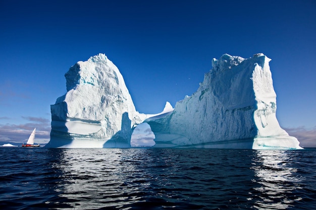 Wunderschöne Landschaft mit großen Eisbergen mitten im Meer in Grönland