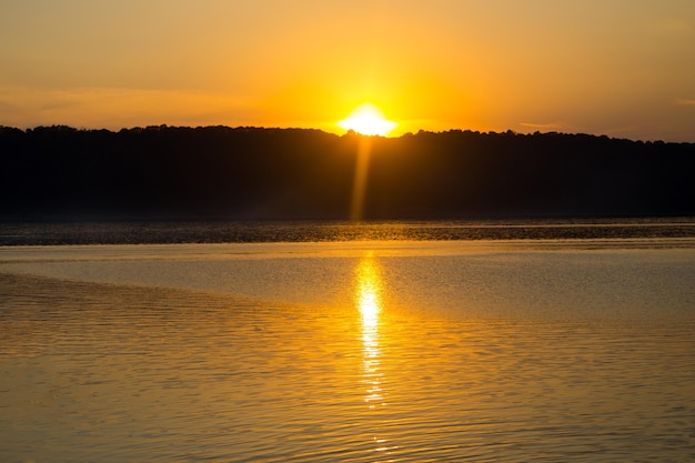 Wunderschöne Landschaft mit herrlichem bewölktem Himmel bei Sonnenuntergang des Flusses Dnister