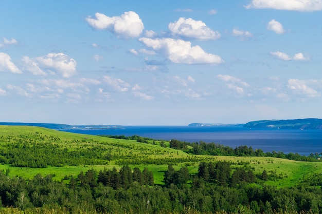 Wunderschöne Landschaft mit Hügeln, Wiesen und Fluss