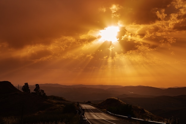 Wunderschöne Landschaft mit Sonne und Hügeln