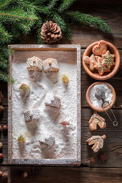 Wunderschöne Lebkuchenhäuschen für Weihnachten mit Bäumen und Schnee