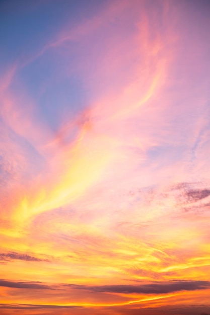 Wunderschöne luxuriöse orange-goldene Wolken mit weichem Farbverlauf und Sonnenlicht am blauen Himmel, perfekt für den Hintergrund der ewigen Dämmerung