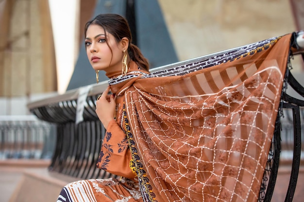 Wunderschöne Mädchenlandschaft mit braunem Desi-Kleid und Dupatta für Outdoor-Mode-Shooting