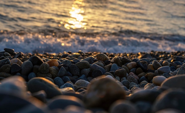 Wunderschöne Meer Sonnenuntergang Landschaft Spiegelreflexion der Morgendämmerung auf nassen Kieselsteinen Goldenes Sonnenlicht über Meereswellen Nahaufnahme von Gezeitenschaum und Meereskieselküste