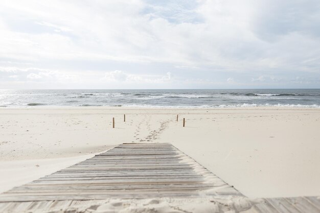 Wunderschöne Meereslandschaft mit weißem Sand und einem Holzsteg zum Meer