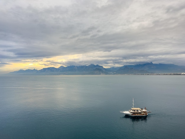 Wunderschöne Meereslandschaft und Touristenboot