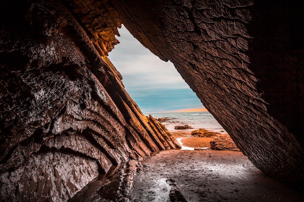 Wunderschöne natürliche Höhle, die beim Filmen von Thronspielen im Flysch des Itzurun-Strandes in Zumaia verwendet wird. Baskenland