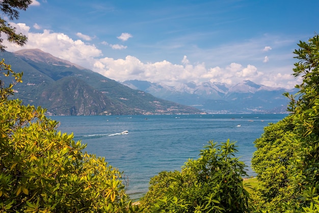 Wunderschöne Natur des Comer Sees in Italien im Sommer, berühmtes Tourismusziel