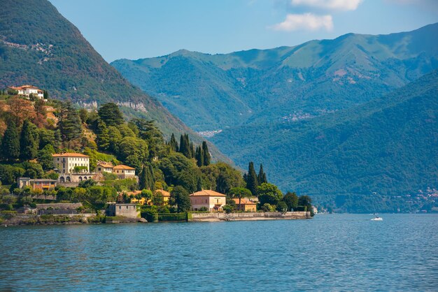 Wunderschöne Natur des Comer Sees in Italien im Sommer, berühmtes Tourismusziel