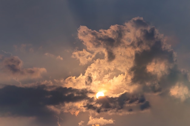 Wunderschöne Natur Sonne und Wolken