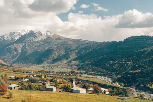 Wunderschöne Naturlandschaft der Kleinstadt in der Region Swanetien in Georgien.