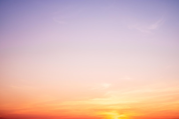 Wunderschöne orangefarbene Wolken mit Farbverlauf und Sonnenlicht am blauen Himmel, perfekt für den Hintergrund, nehmen Sie EverningTwilight auf