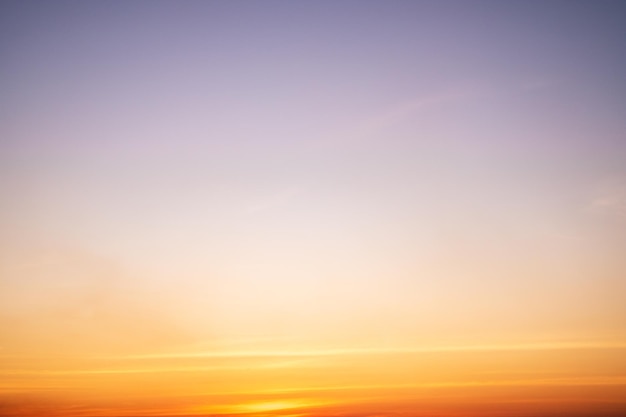 Wunderschöne orangefarbene Wolken und Sonnenlicht auf dem blauen Himmel und dem goldenen Himmel, die sich perfekt für den Hintergrund eignen, nehmen everningTwilight auf