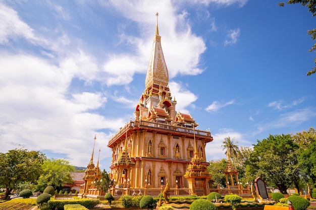 Wunderschöne Pagode in Phuket Thailand 10. Mai 2022 Der Phra Mahathat Chedi Great Relic Stupa Wat Chalong oder Wat Chaithararam ist ein berühmtes Touristenziel in Phuket Thailand