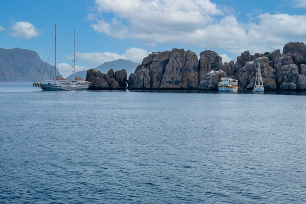 Wunderschöne Seelandschaft mit Yachten und Luxus-Segelschiff, zwei Masten, angedockten türkisfarbenen Seeferien in der Karibik