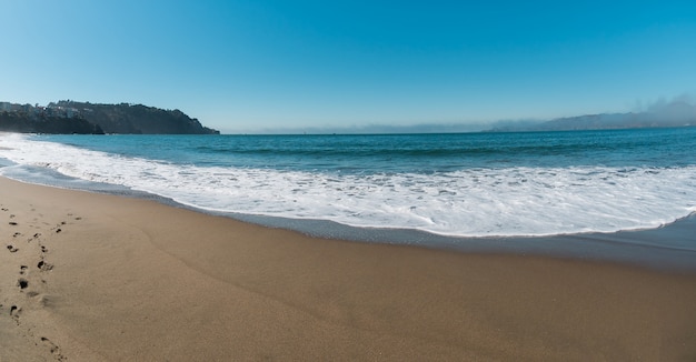 Wunderschöne sehr schöne Landschaft der Ozeanküste mit blauem Wasser und klarem hellem Sand.