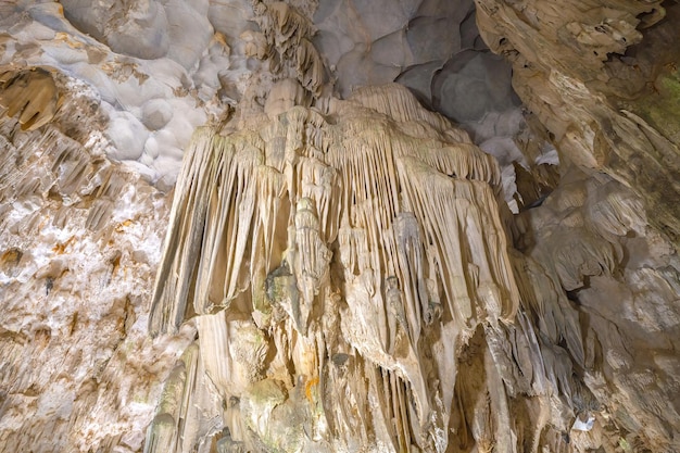 Foto wunderschöne sintersteine und stalaktiten in der thien-cung-höhle heavenly palace cave of halong bay vietnam die thien-cung-höhle ist eine der größten und schönsten höhlen in der halong-bucht unesco