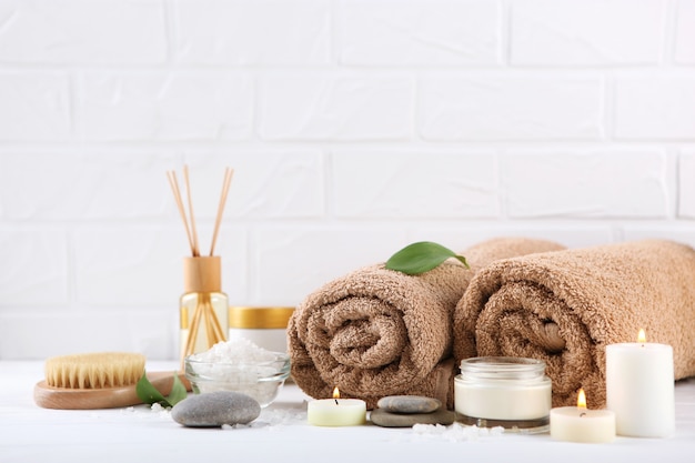 Wunderschöne Spa-Komposition aus Handtüchern und Spa-Accessoires