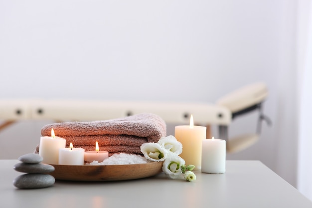 Wunderschöne Spa-Komposition aus Handtüchern und Spa-Accessoires