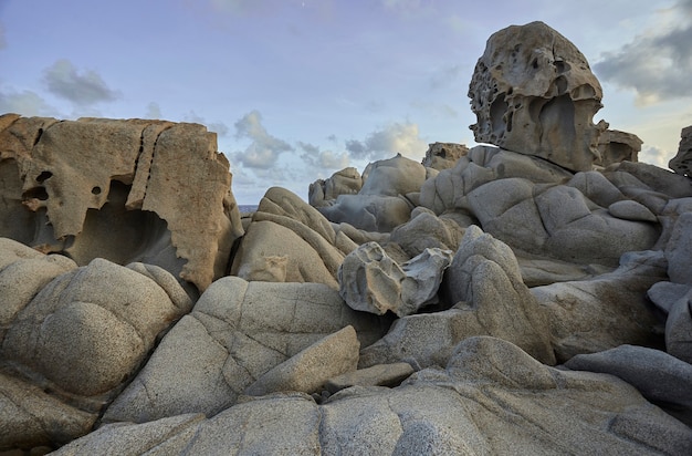 Wunderschöne Südküste Sardiniens aus Steinen und Granitfelsen