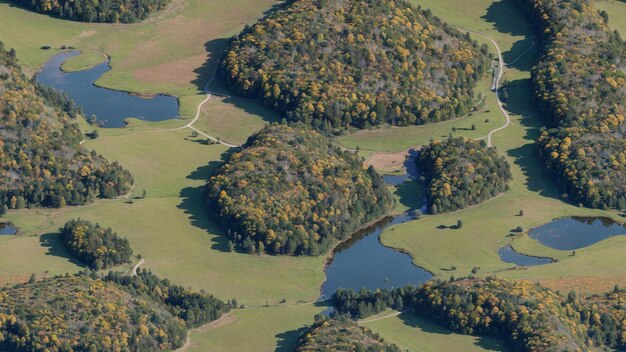 Wunderschöne üppige Landschaft des Herbsttals