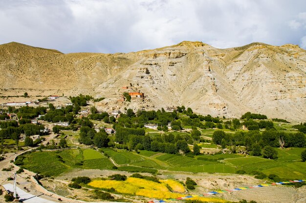 Wunderschöne und dramatische tibetische Landschaft mit Farmalnd im Dorf Ghiling im oberen Mustang in Nepal