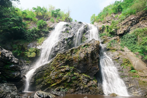 Wunderschöne Wasserfälle auf den großen Bergen.