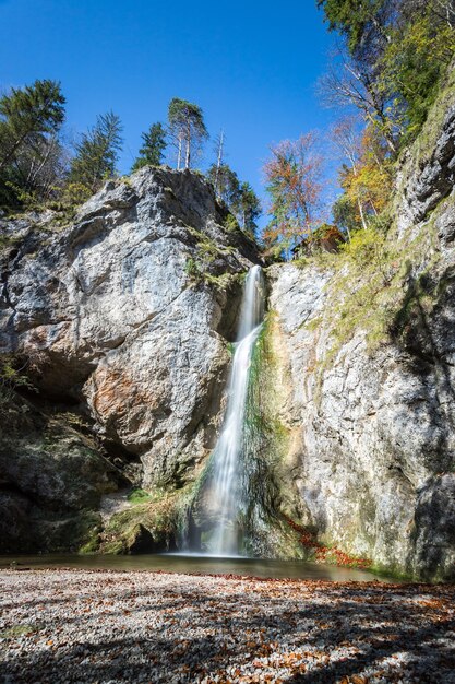 Wunderschöne Wasserfalllandschaft in Österreich Herbstzeit Potz Koppl