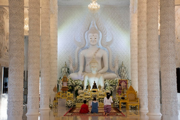 Wunderschöne weiße Buddha-Statue in Ubosot für thailändische Reisende, die am 30. Juni 2022 in Chiang Rai Thailand den Segen mit der Anbetung des heiligen Geheimnisses im Tempel Wat Huay Pla Kang beten und respektieren