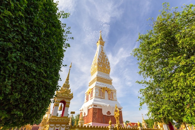 Wunderschöne weiße Pagode im Tempel Wat Phra That Phanom