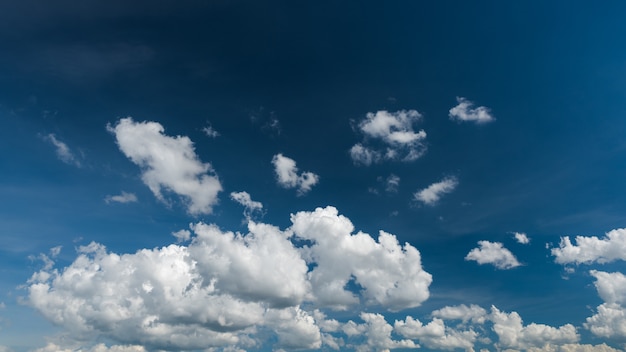 Wunderschöne weiße Wolken am blauen Himmel Panorama