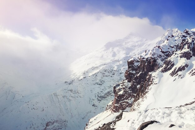 Wunderschöne Winterlandschaft mit schneebedeckten Bergen