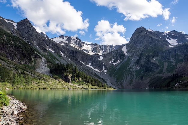 Wunderschöner Berg in der Nähe des Multinskoe-Sees mit klarem Wasser in der Republik Altai, Sibirien, Russland