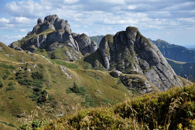 Wunderschöner Bergblick auf sedimentäre Gesteine in den Karpaten