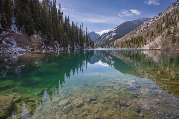 Foto wunderschöner bergsee mit reflexion schneebedeckter berggipfel