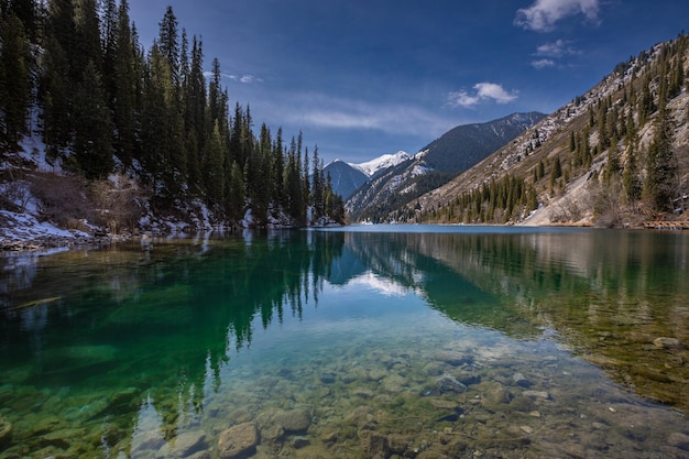 Foto wunderschöner bergsee mit reflexion schneebedeckter berggipfel