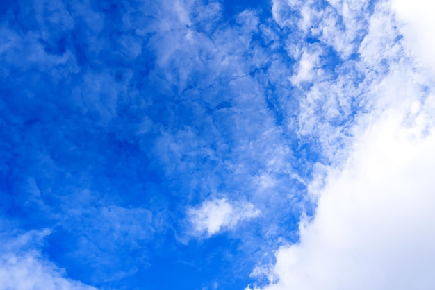 Wunderschöner blauer Himmel und helle weiße Wolken, perfektes Hintergrundbild des Himmels