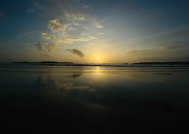 Wunderschöner Blick auf den Sonnenuntergang am Strand