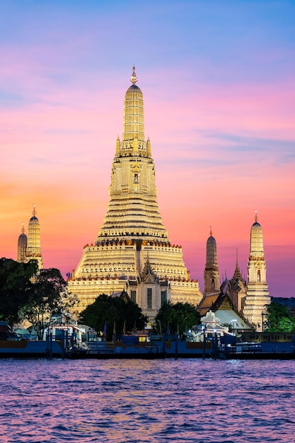 Wunderschöner Blick auf Wat Arun Ratchawararam im purpurfarbenen Hintergrund des Sonnenuntergangs, Bangkok, Thailand