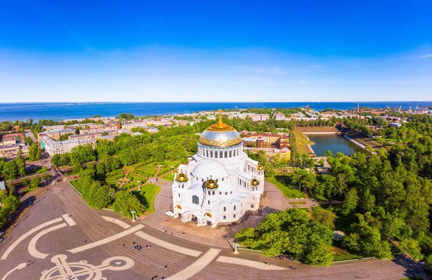 Foto wunderschöner blick von oben auf die kronstädter marinekathedrale st. nikolaus an einem sonnigen sommertag. erbaut 1903–1913 als hauptkirche der russischen marine und allen gefallenen seeleuten st. petersburg russlands gewidmet