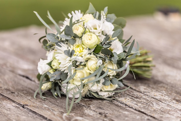 Wunderschöner Blumenstrauß aus weißen und grünen Blumen für die Hochzeit