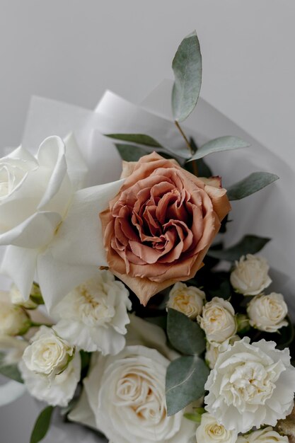 Wunderschöner Blumenstrauß mit weißen und Latte-Pfingstrose-Rosen