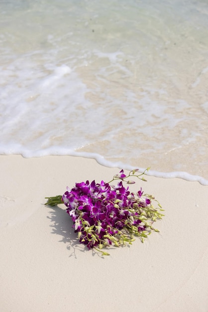 Foto wunderschöner brautstrauß am strand der malediven