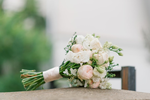 Wunderschöner Brautstrauß aus Rosen und Eustoma-Nahaufnahme