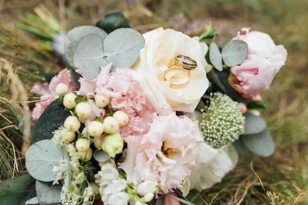 Wunderschöner Brautstrauß und Trauringe Hochzeitstag