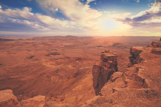 Wunderschöner dramatischer Sonnenuntergang über der Wüste Naturlandschaft Makhtesh Ramon Crater Israel