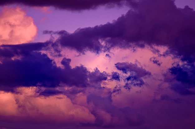 Wunderschöner dramatischer Sonnenuntergangshimmel mit rosa und lila Wolken